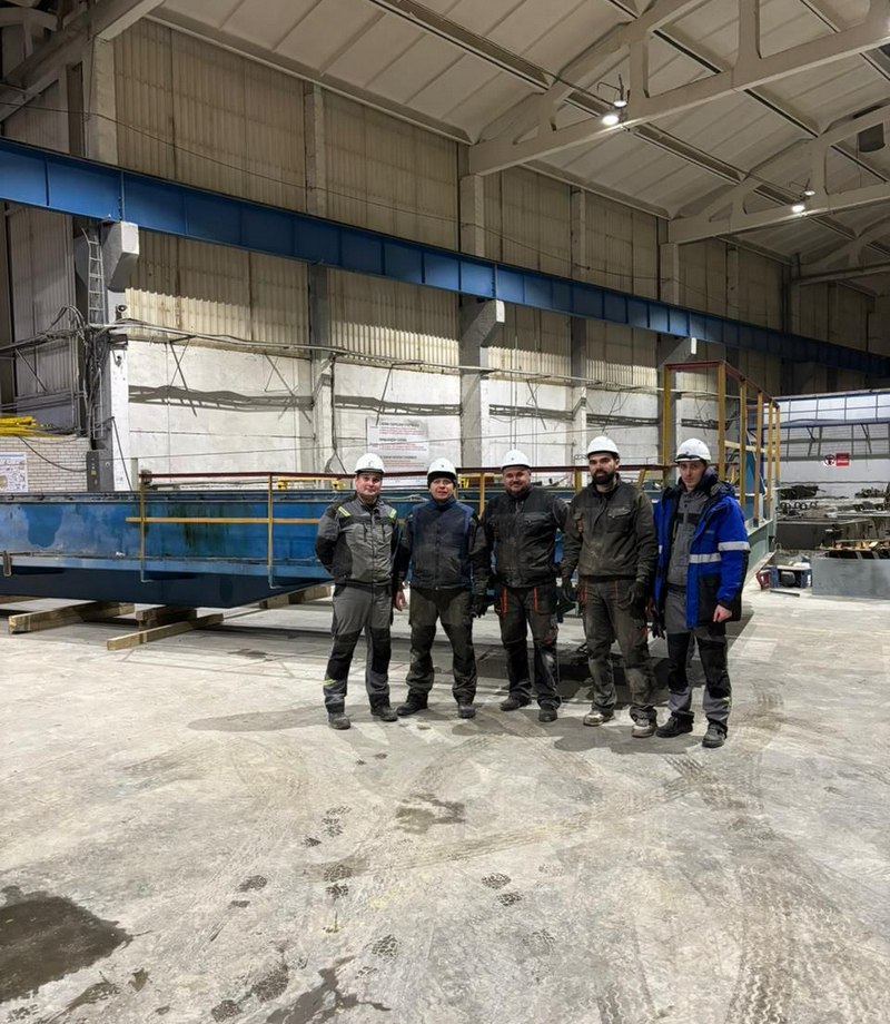 Сервисные инженеры, выполнившие демонтаж мостового крана