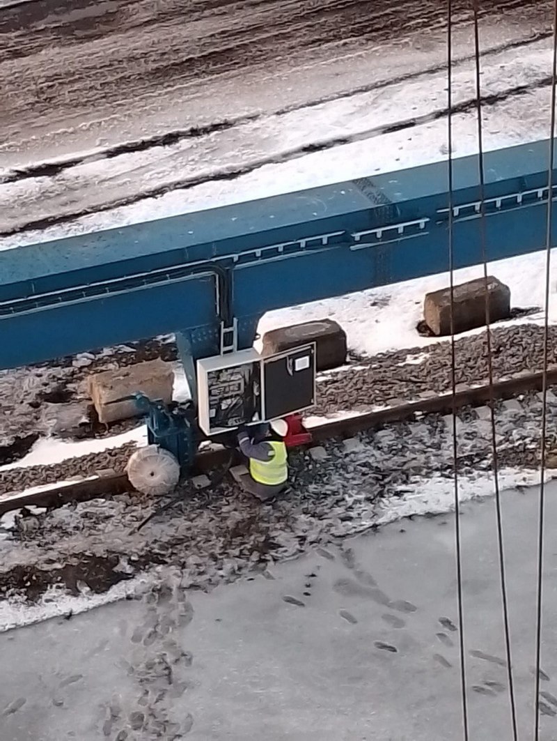 3 Наладчик работающий в электрическом шкафу козлового крана